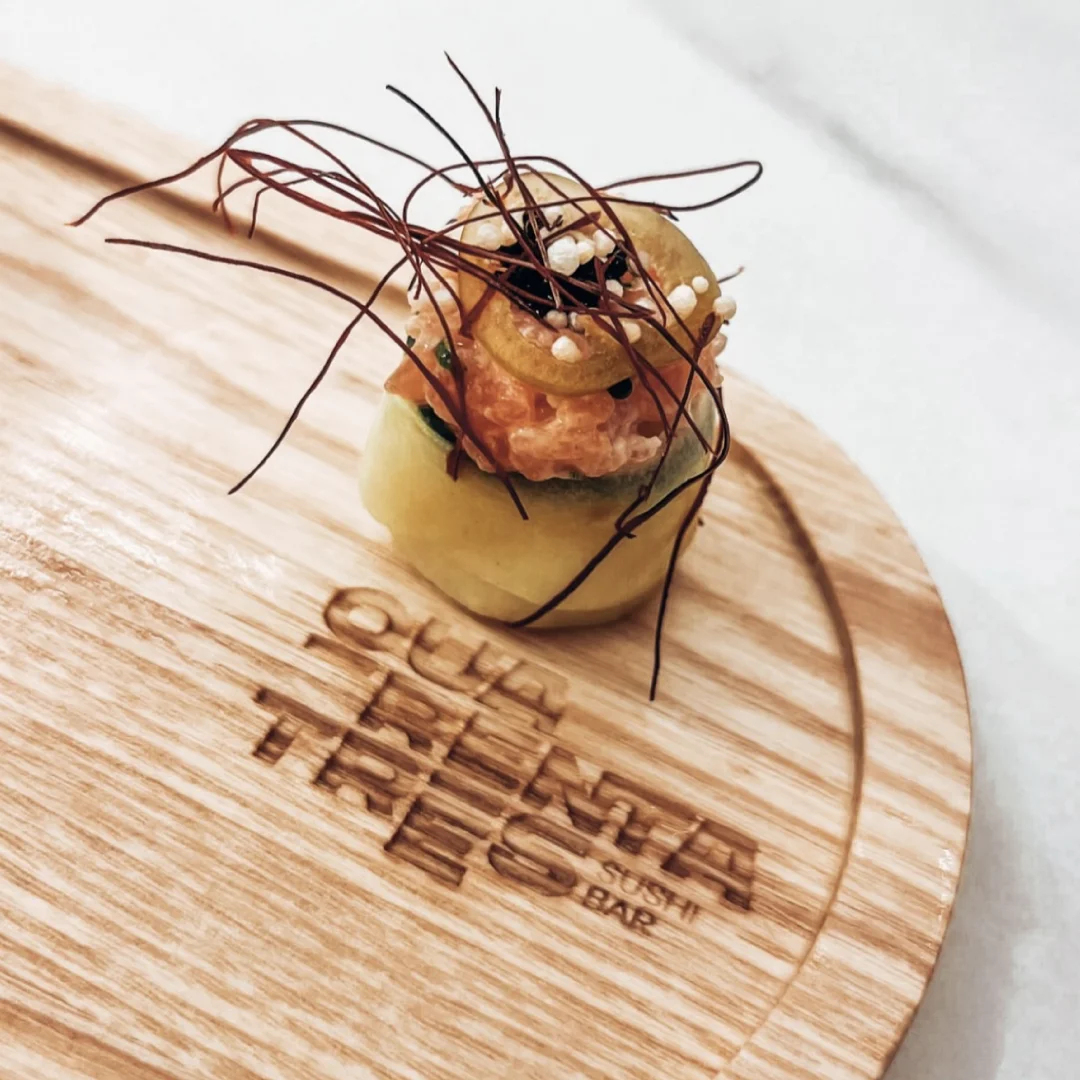 Nhdesign project Quarenta e três: Quarenta e Três logo engraved on round wooden board with gourmet plating
