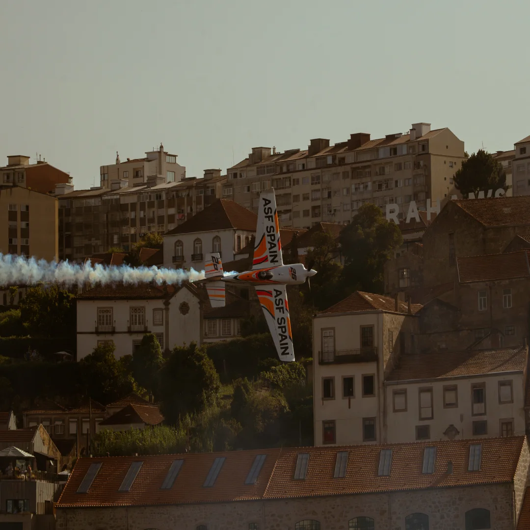 Projeto Air Invictus da Nhdesign: Vista do espetáculo aéreo sobre a cidade