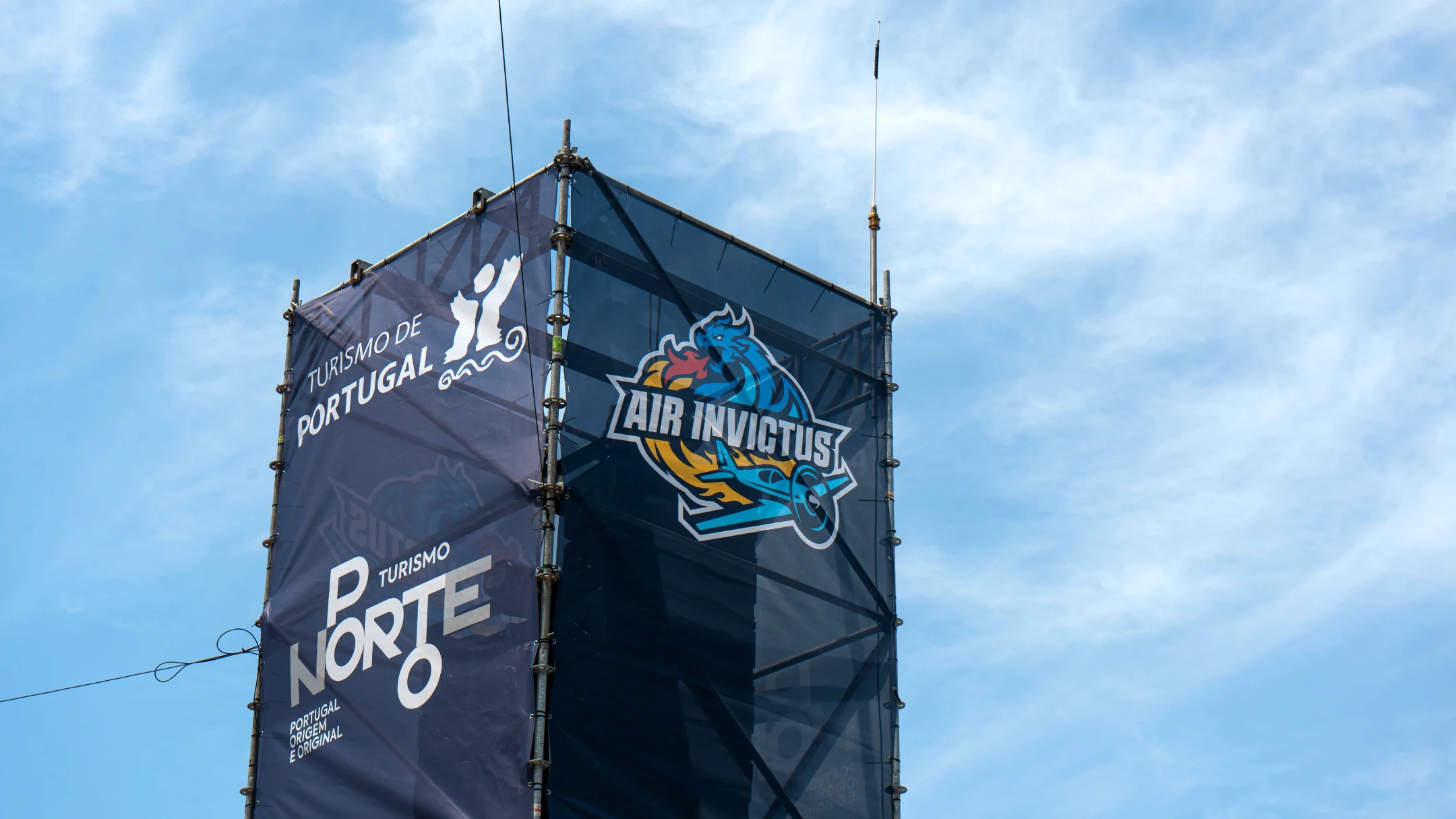 Projeto Air Invictus da Nhdesign: Aplicação da identidade em lona de grande formato