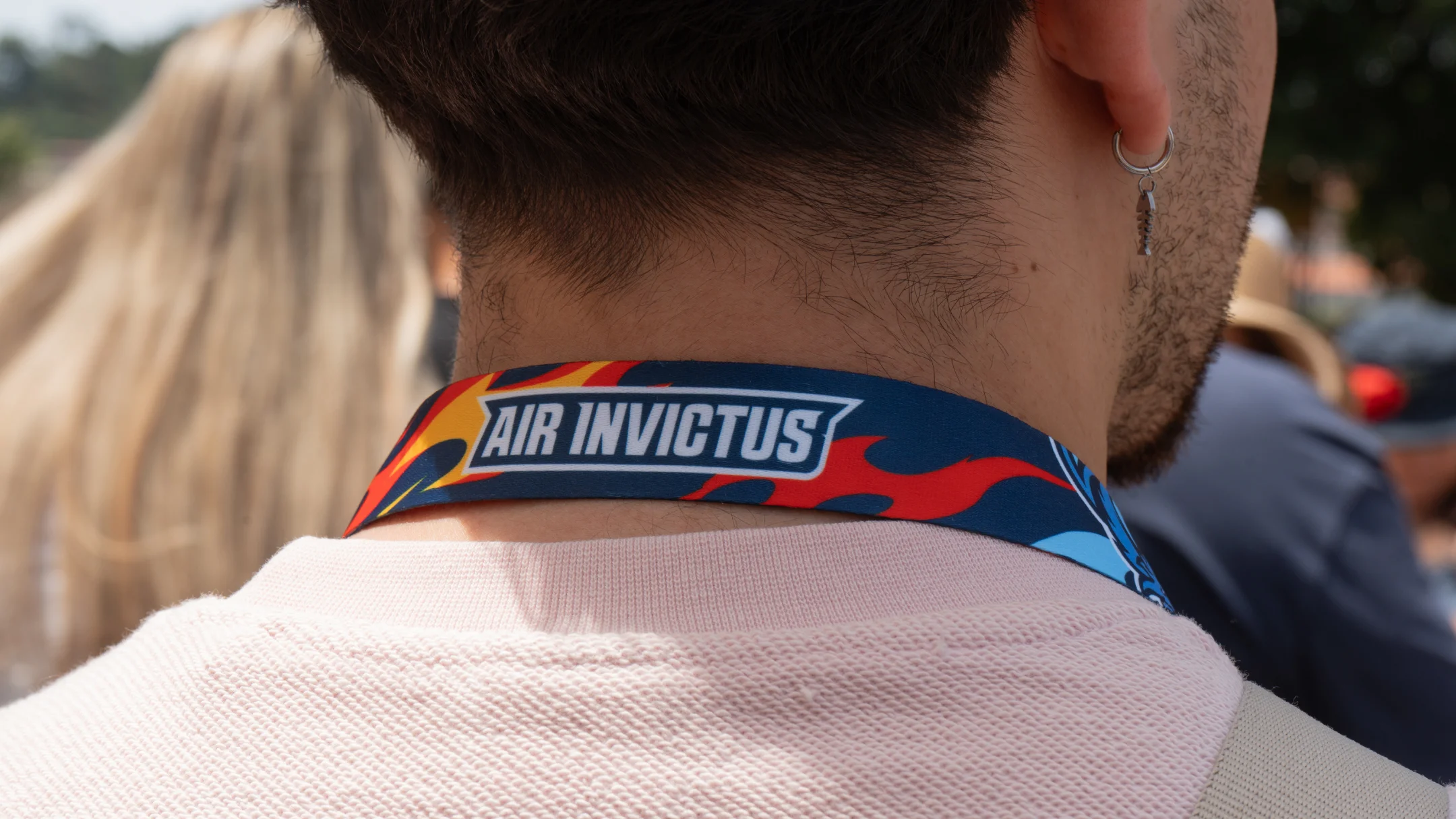 Projeto Air Invictus da Nhdesign: Aplicação da identidade em fita porta-crachá