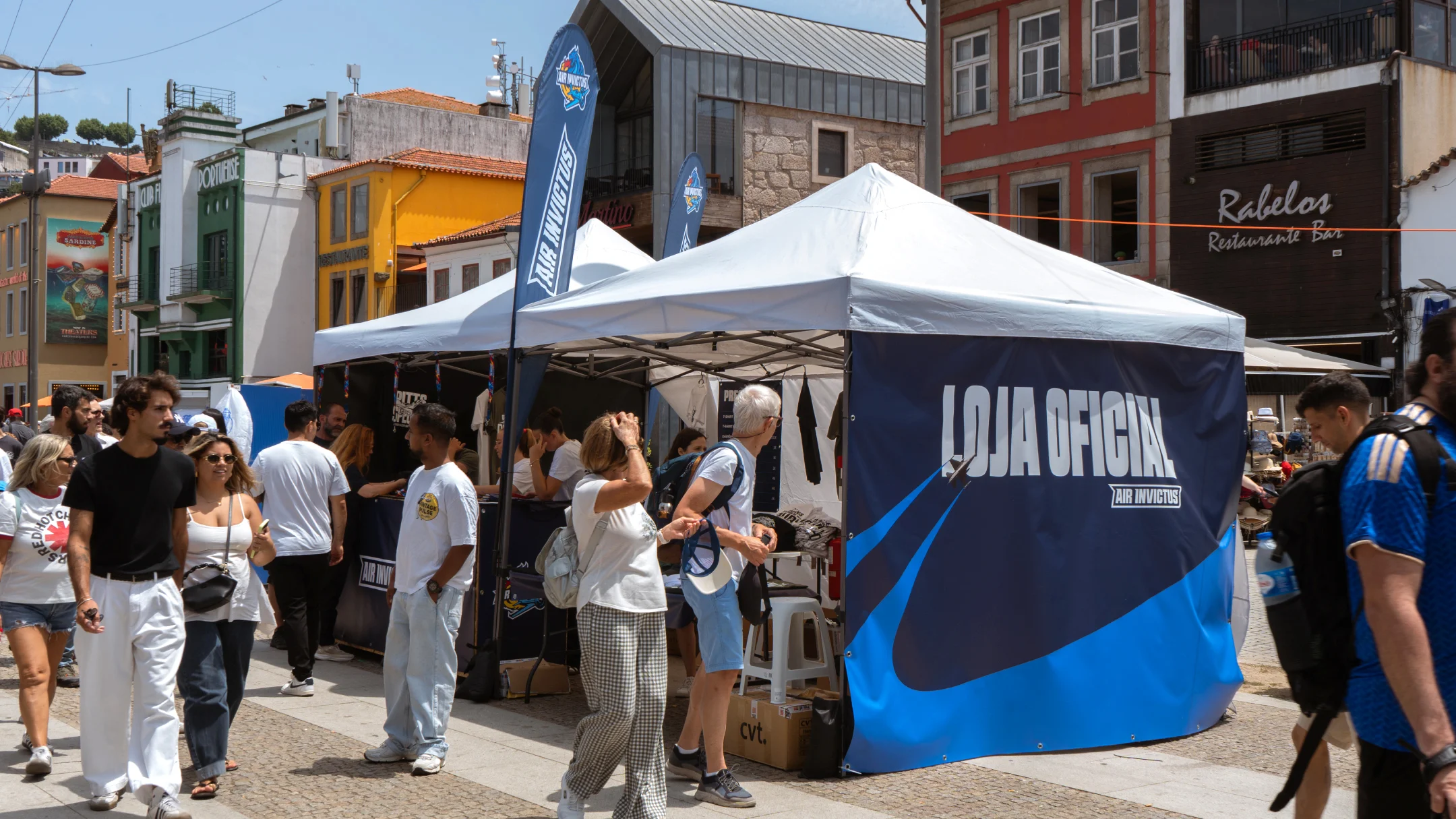 Projeto Air Invictus da Nhdesign: Espaço de merchandising do evento