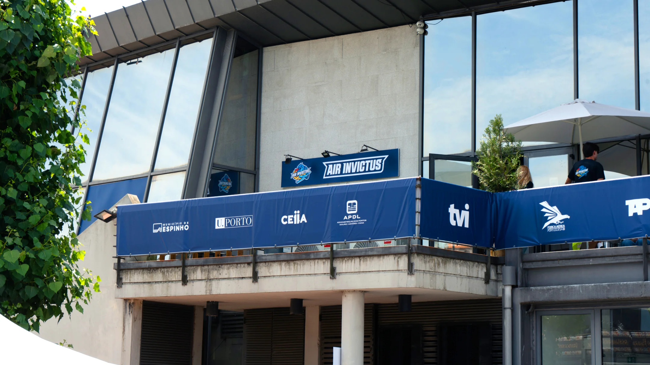 Projeto Air Invictus da Nhdesign: Aplicação da identidade em comunicação exterior