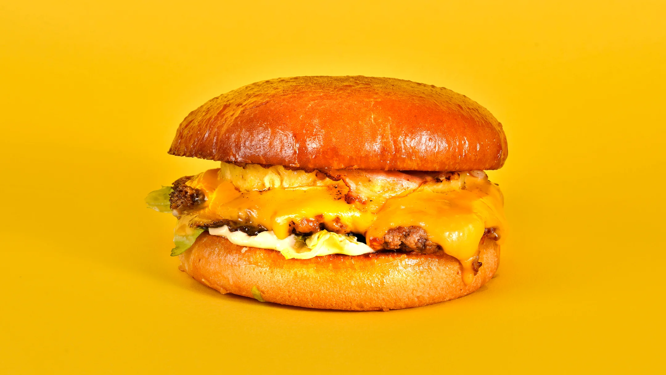 Nhdesign project SMASH VS THREAT: Sneaky Smash burger with egg and cheese on yellow background