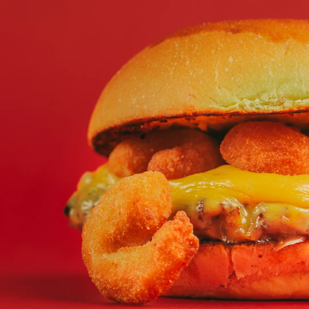 Nhdesign project SMASH VS THREAT: Sneaky Smash burger on red background