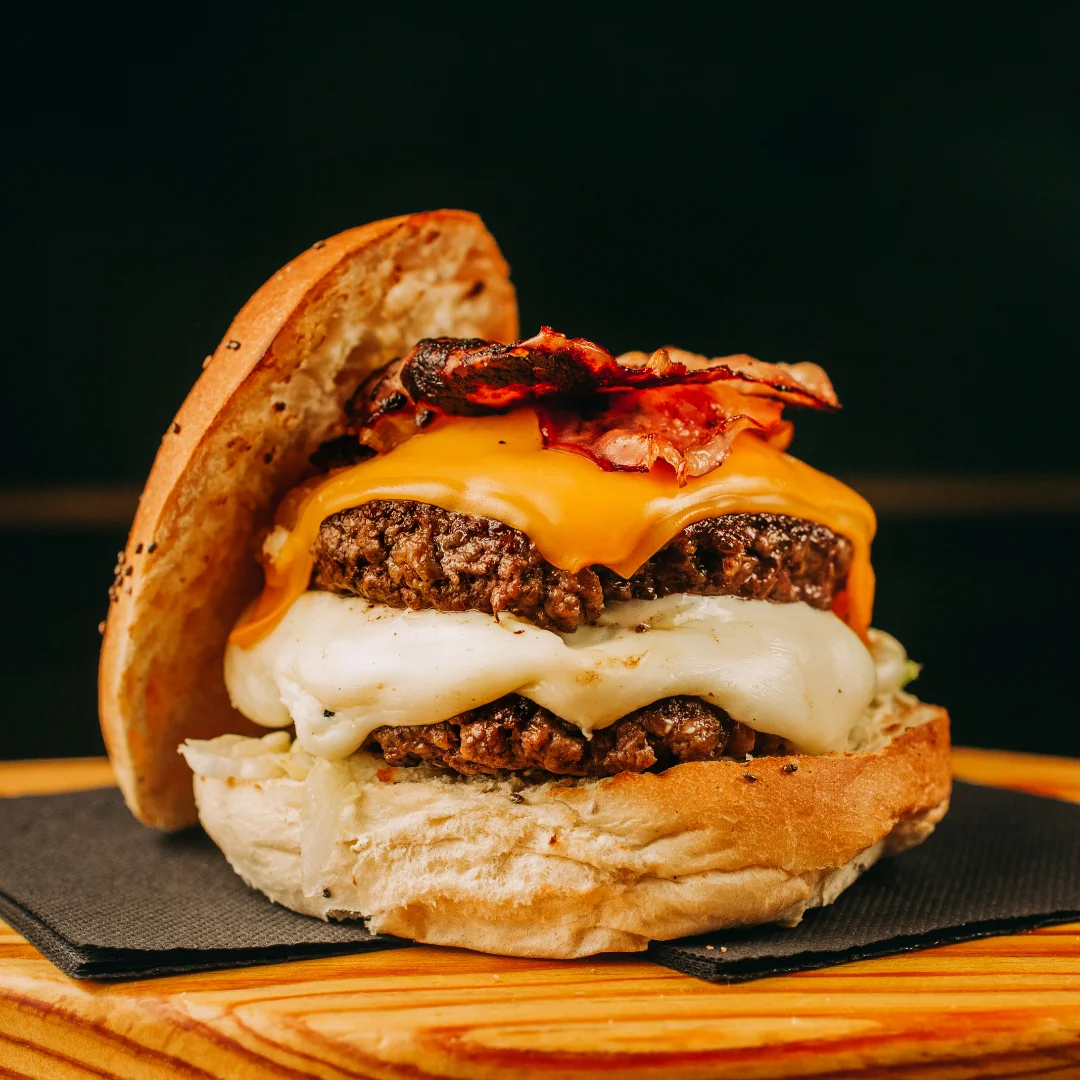Nhdesign project DANS: DANS burger with double patty, cheese, and bacon on artisan bun