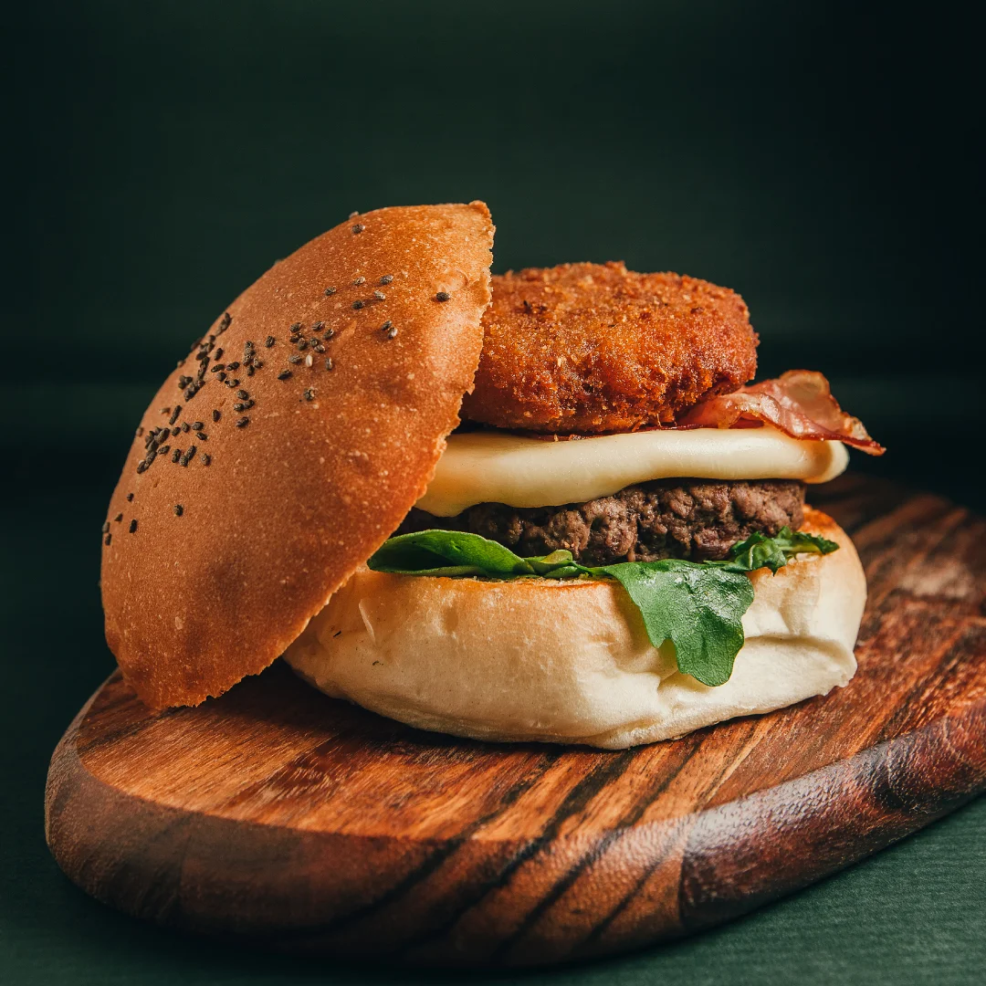Nhdesign project DANS: DANS burger with crispy chicken, lettuce, and special sauce