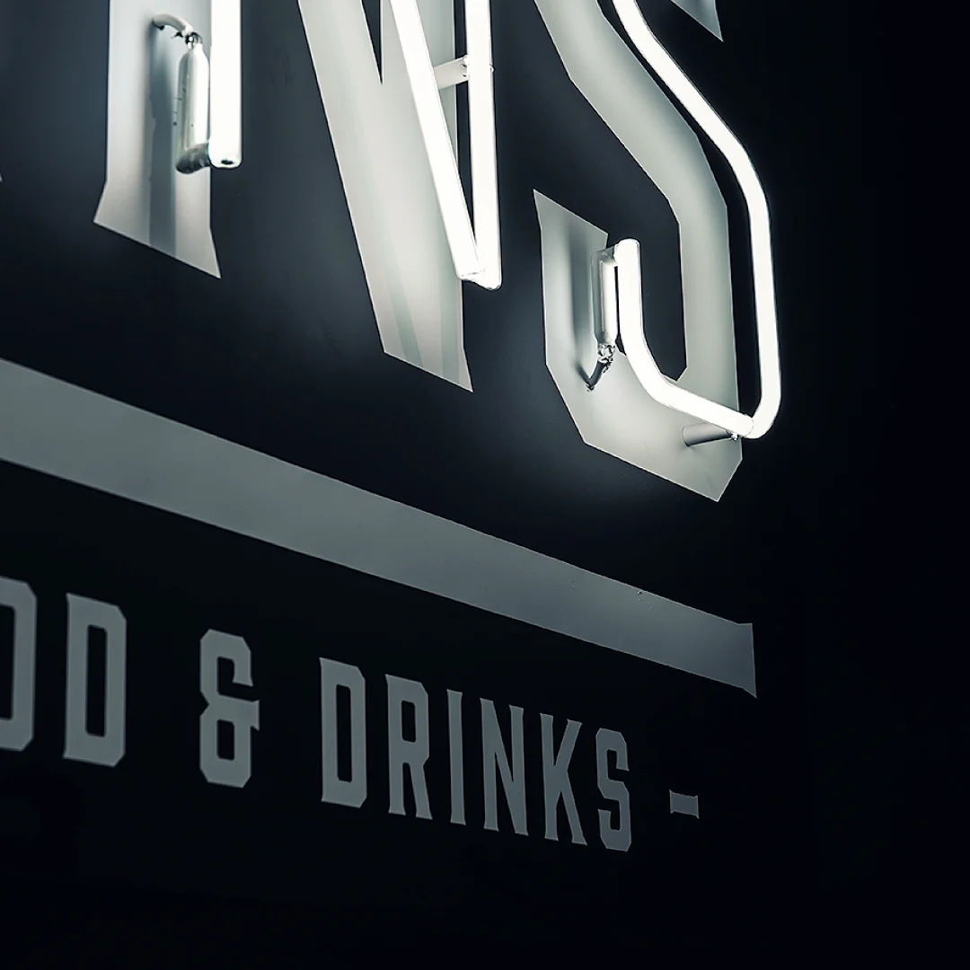 Nhdesign project DANS: Close-up of DANS illuminated black and white sign