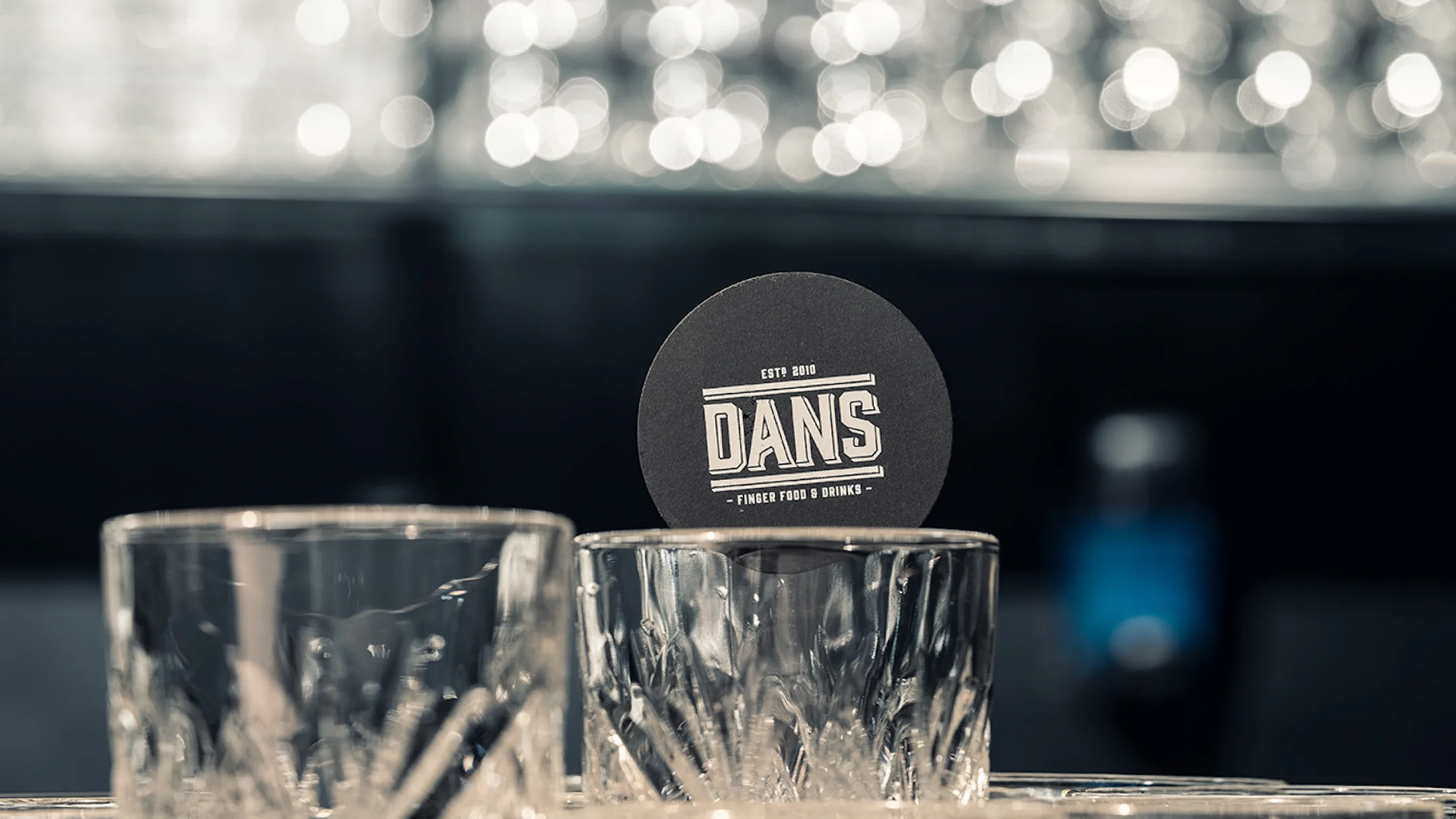 Nhdesign project DANS: DANS black coaster placed with glass cups