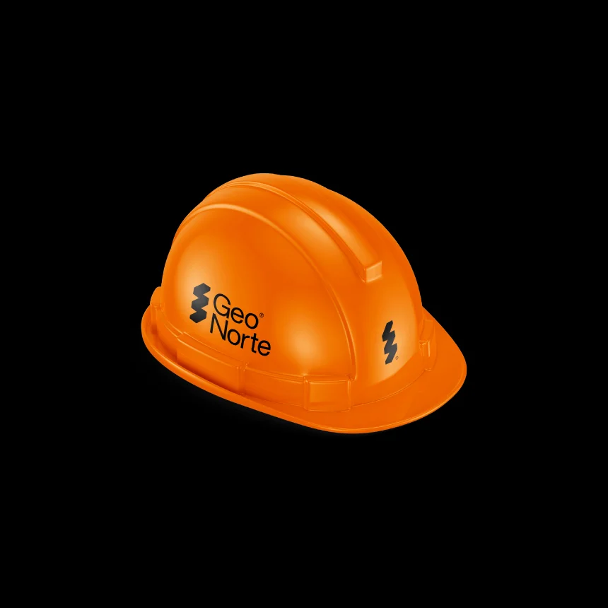Nhdesign project GeoNorte: Brand applied on a construction helmet, reinforcing its presence in an industrial context