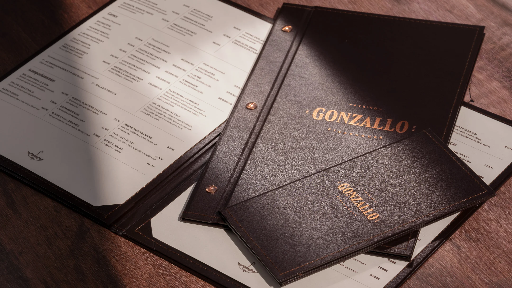 Projeto Gonzallo Steakhouse da Nhdesign: Menus e materiais impressos com acabamento sofisticado e materiais premium