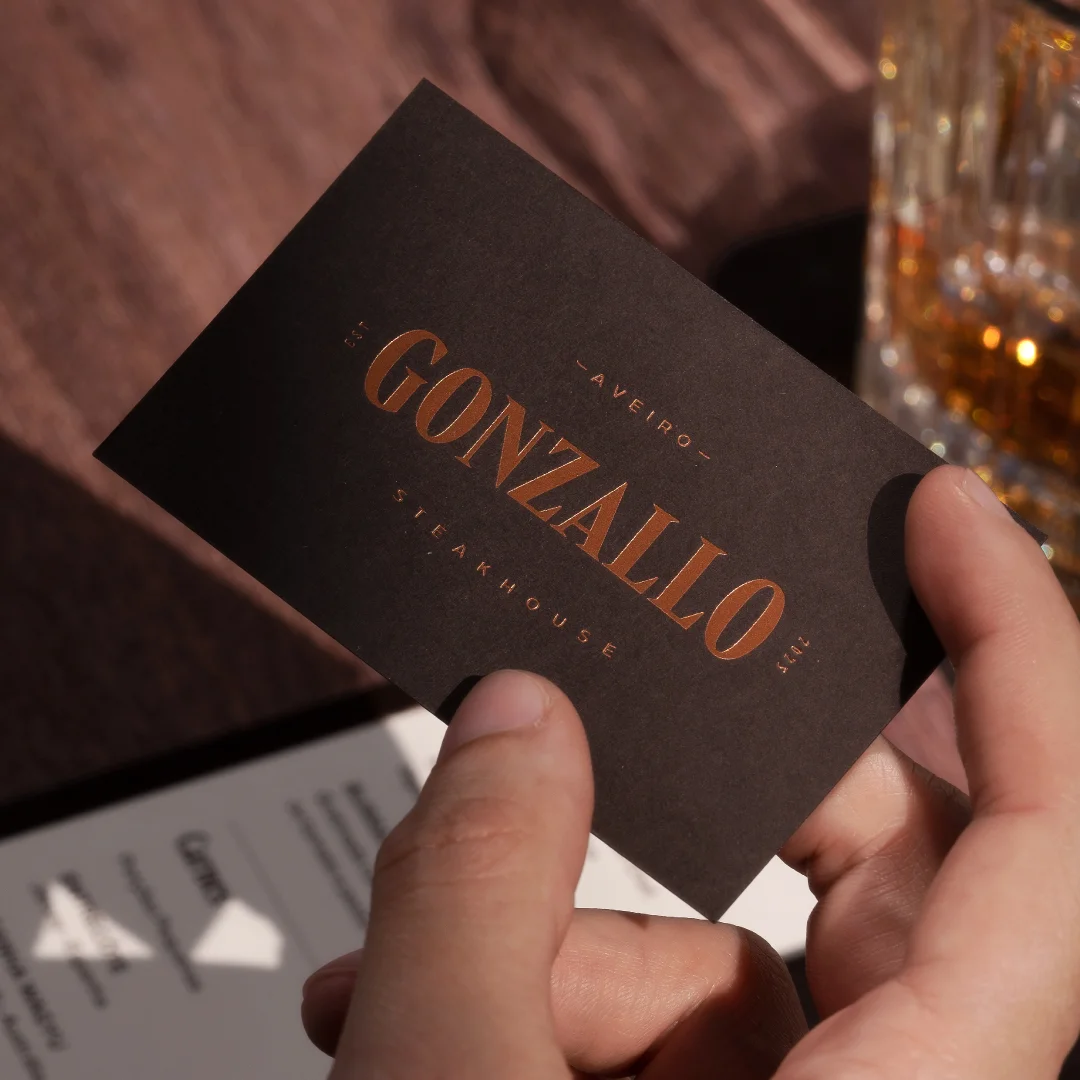 Projeto Gonzallo Steakhouse da Nhdesign: Cartão com acabamento escuro e tipografia em relevo, alinhado com a identidade
