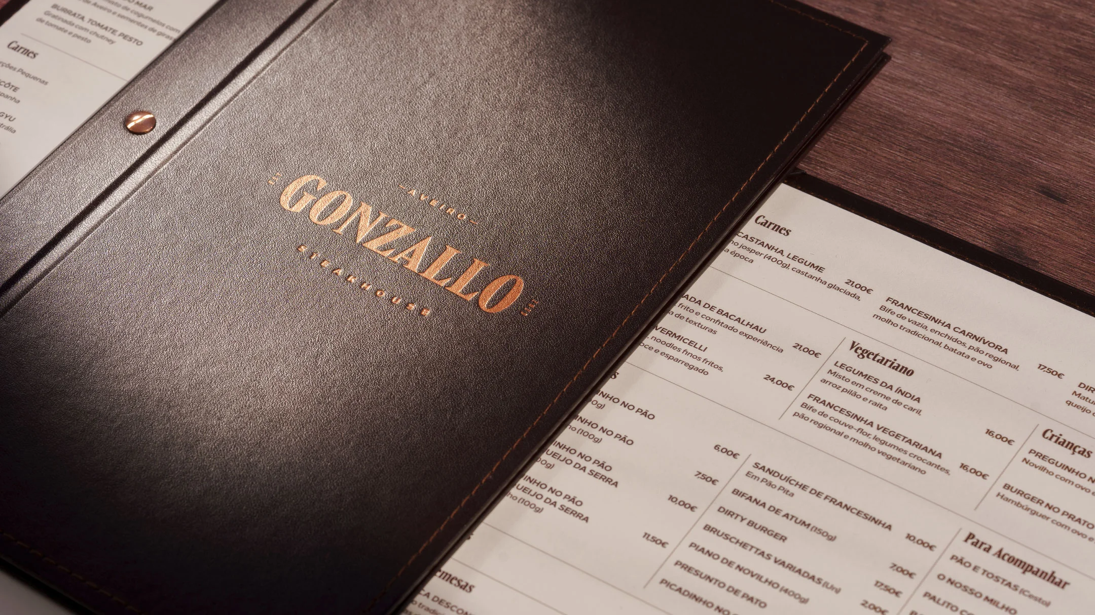 Projeto Gonzallo Steakhouse da Nhdesign: Menu do restaurante com layout editorial e hierarquia tipográfica clara