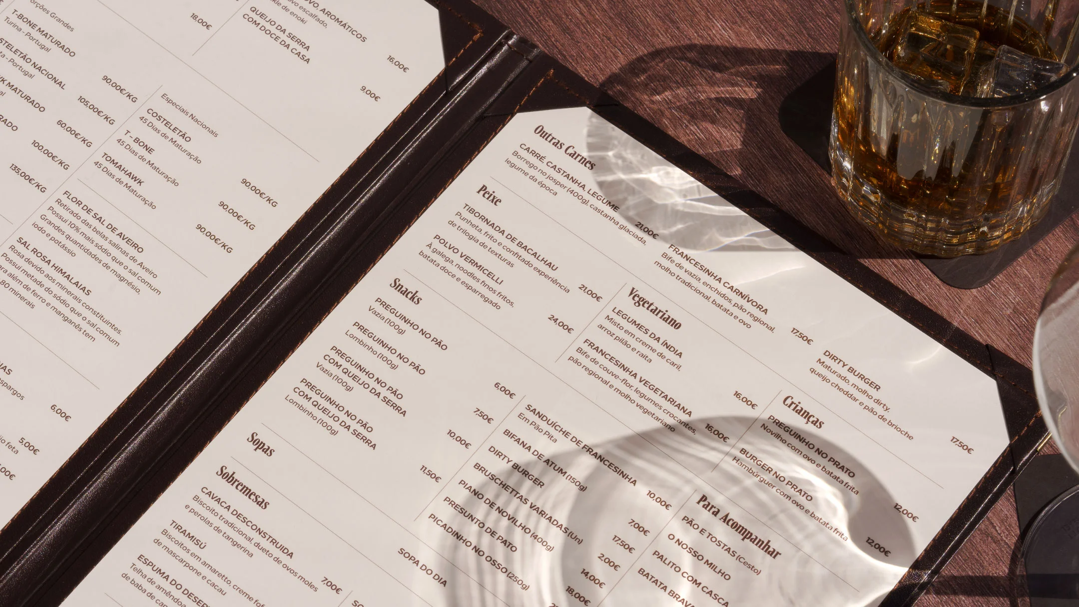 Projeto Gonzallo Steakhouse da Nhdesign: Detalhe de composição gráfica e materialidade dos menus