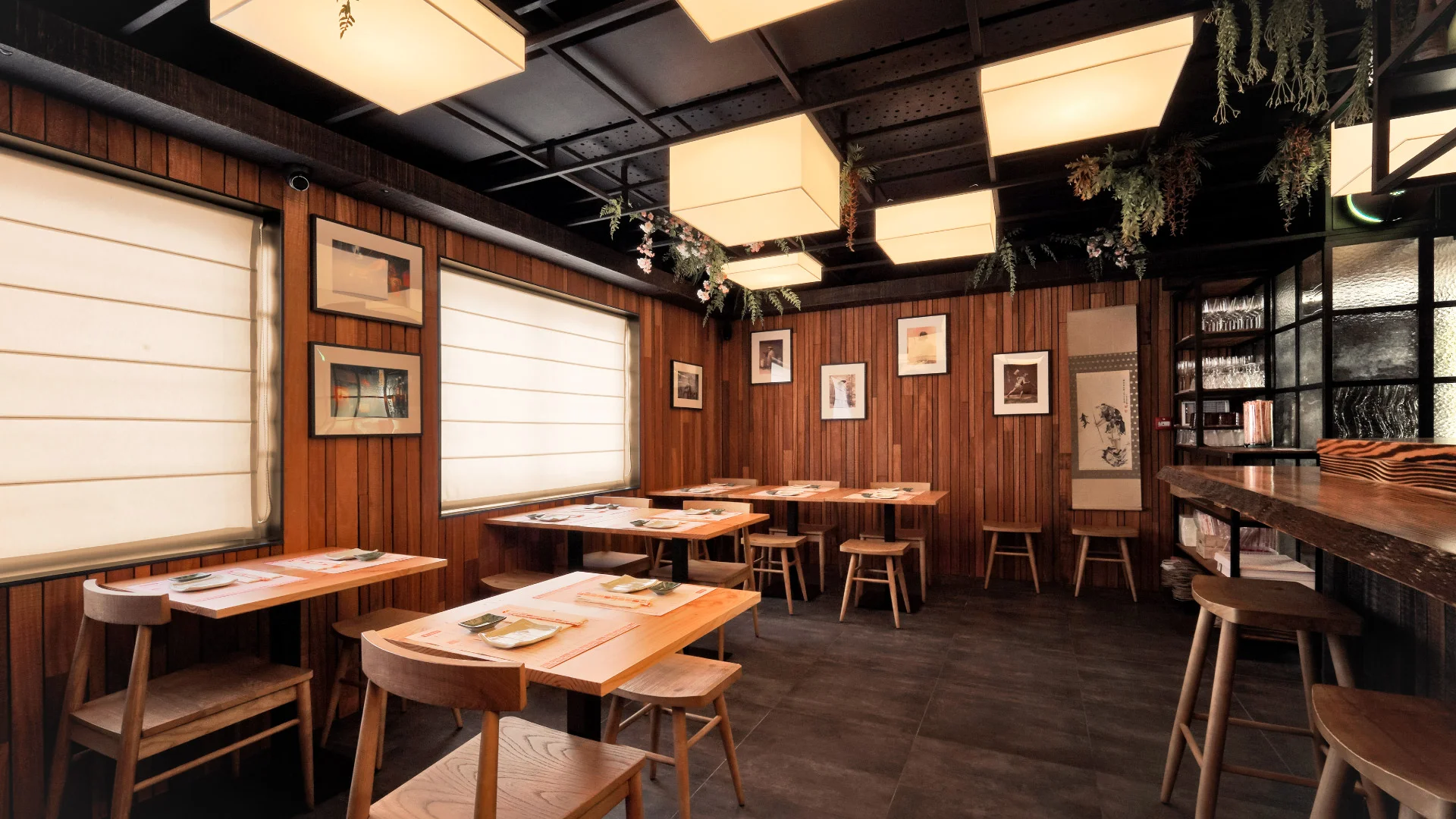 Nhdesign project Izakaya Matsuri: Photograph of a restaurant's interior showcasing wooden walls and tables.