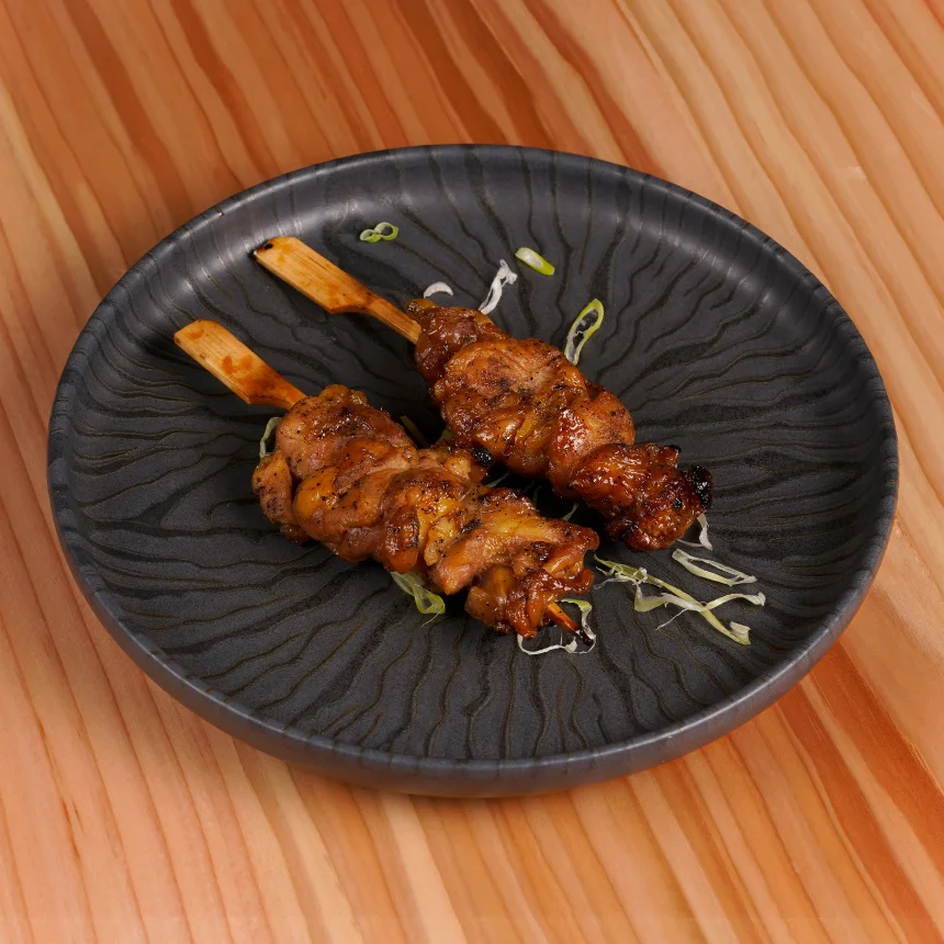 Nhdesign project Izakaya Matsuri: Two skewers on black plate
