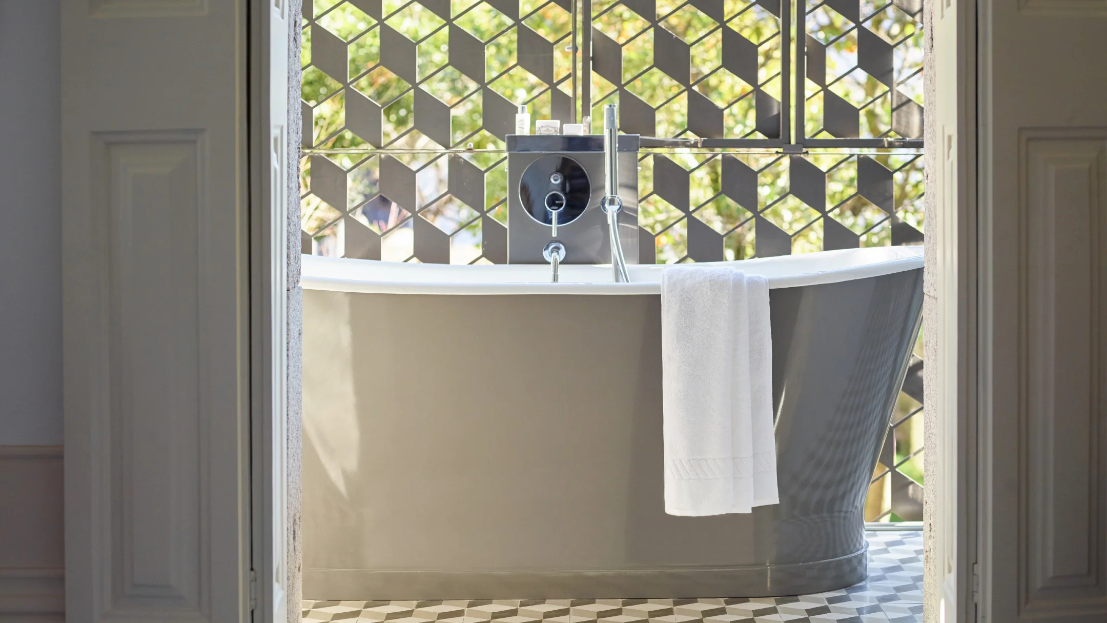 Nhdesign project Kazley: White Kazley towel holder displayed in a decorated bathroom