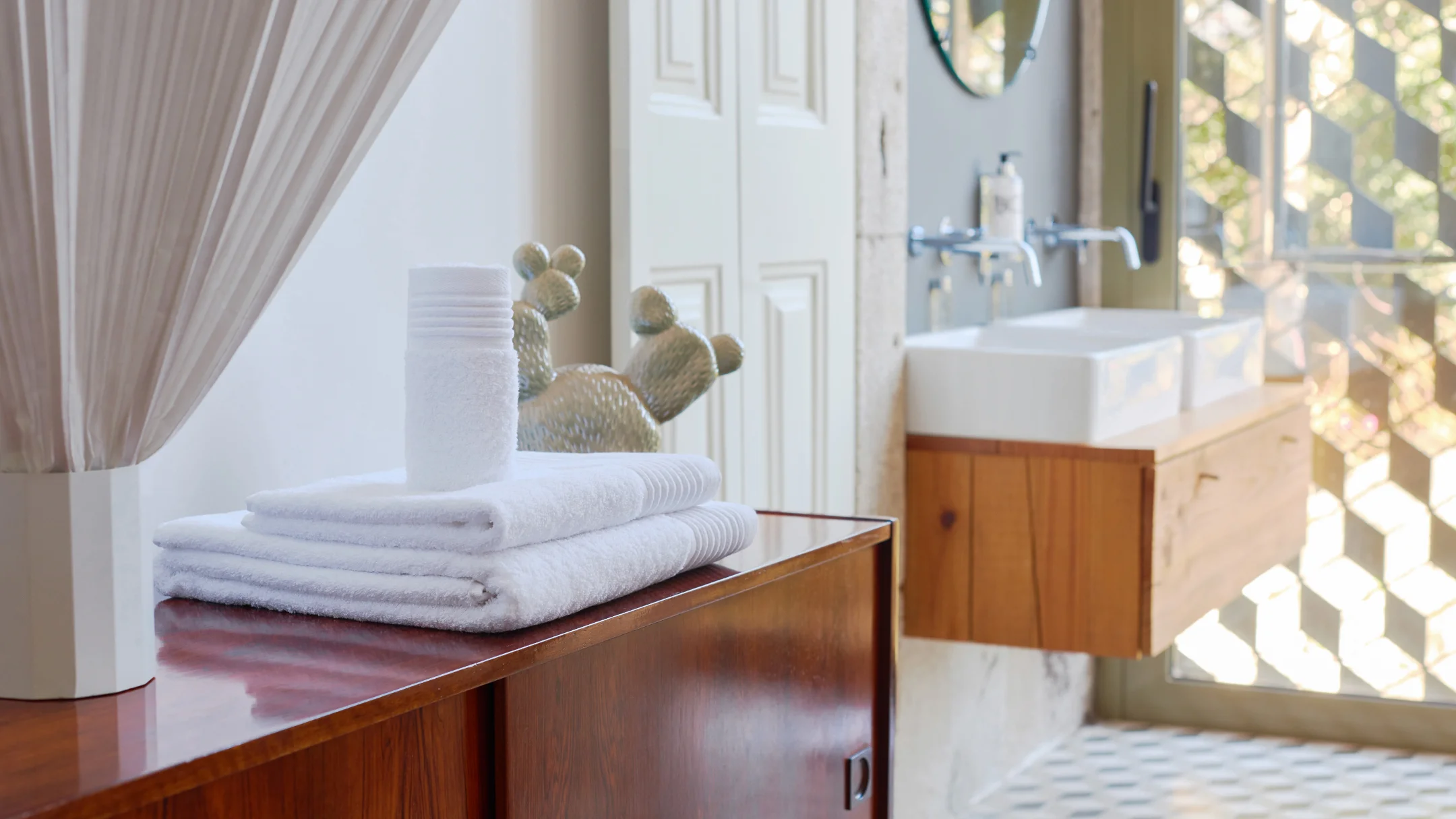 Nhdesign project Kazley: Kazley bathroom cabinet with sink and mirror in sophisticated interior