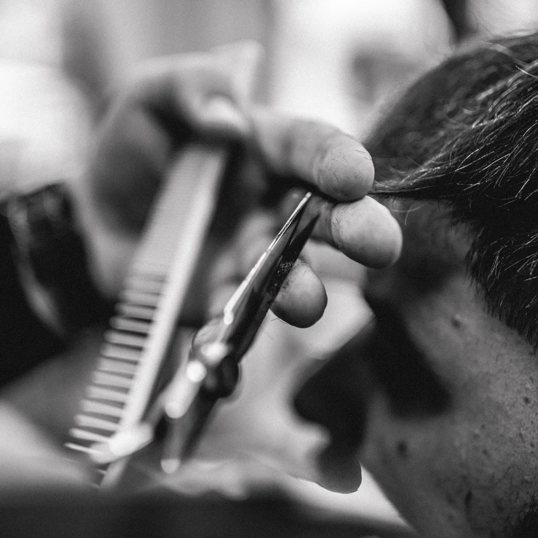 Projeto Le Beard da Nhdesign: Close-up de ferramentas e execução de corte em contexto de barbearia