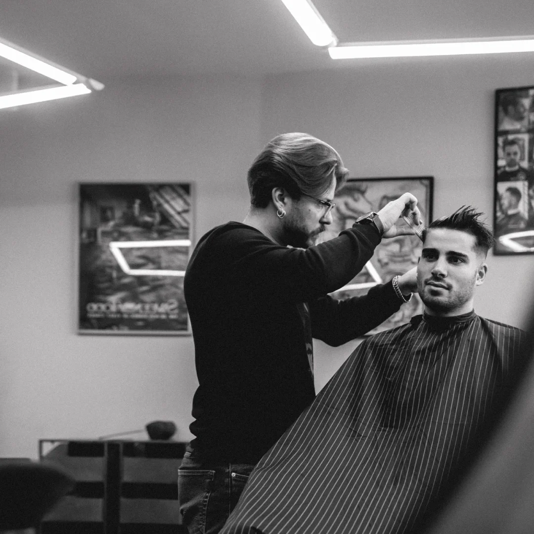 Projeto Le Beard da Nhdesign: Momento de atendimento ao cliente em ambiente de barbearia