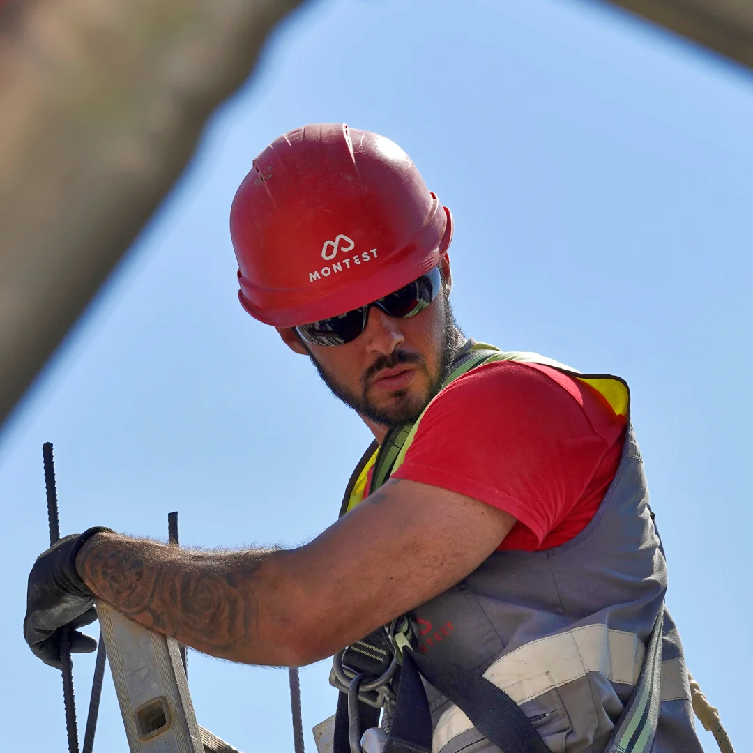 Nhdesign project Montest: Montest worker wearing a red helmet at a construction site.
