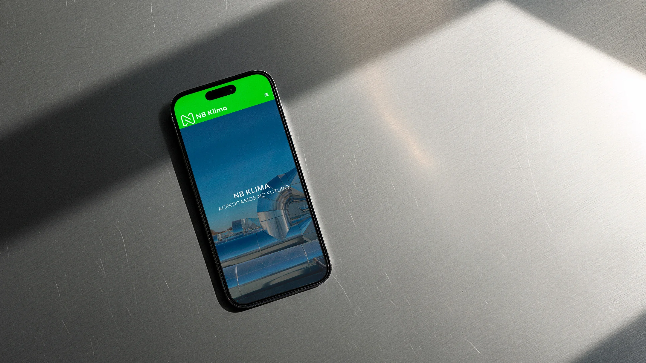 Nhdesign project NB Klima: Smartphone displaying NB Klima website on white background