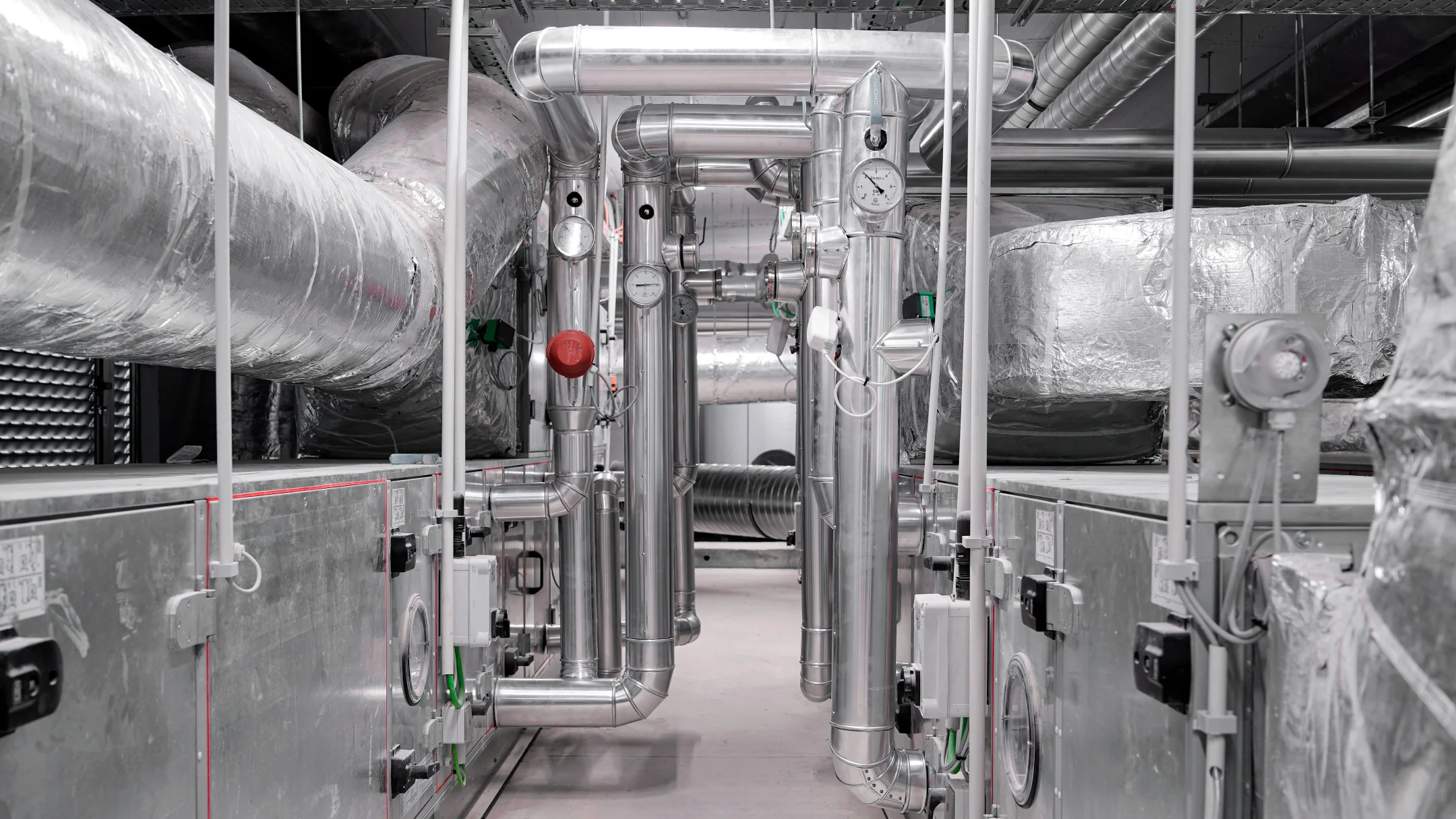 Nhdesign project NB Klima: Interior of NB Klima industrial facilities with machinery and pipelines