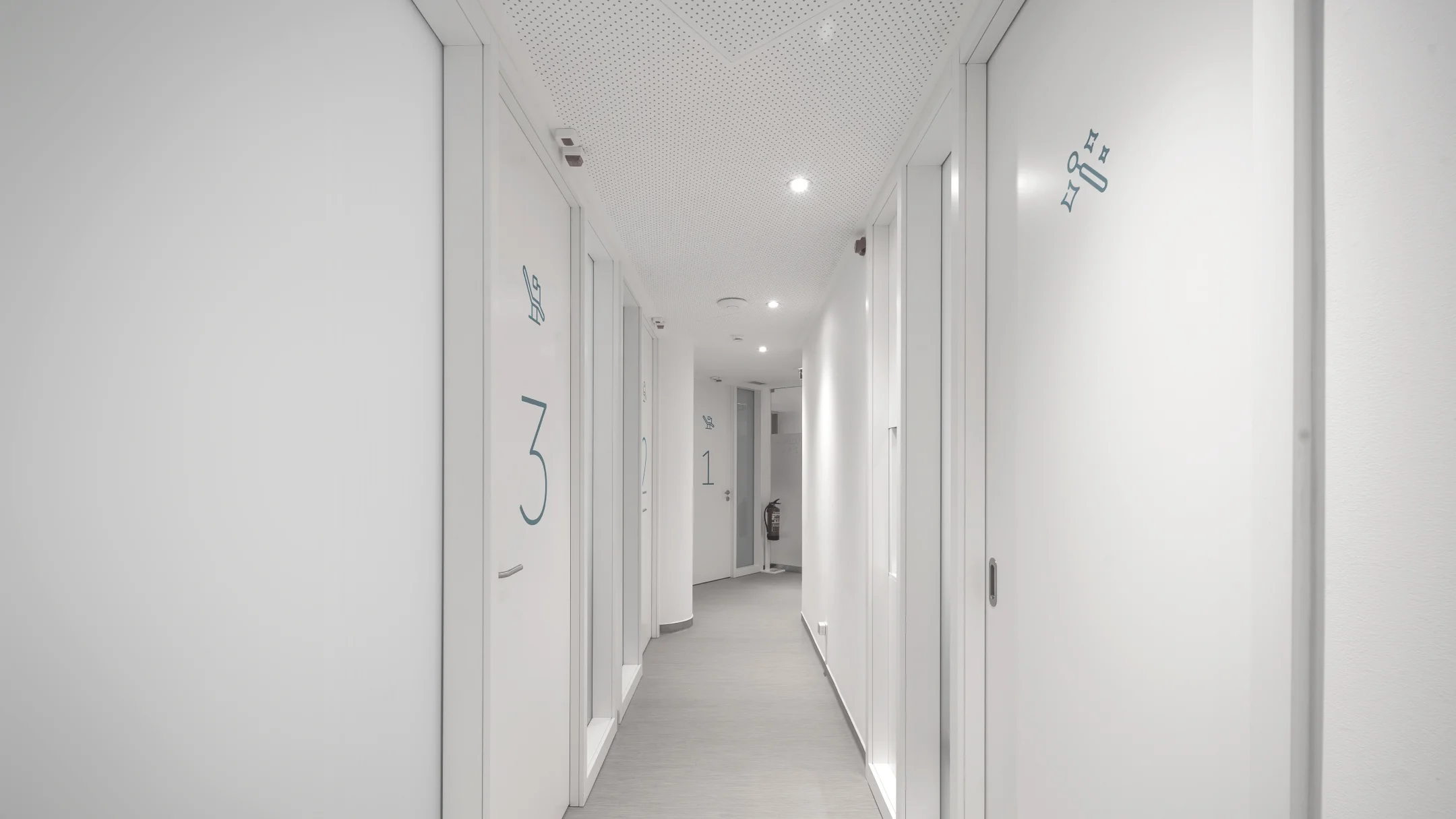 Nhdesign project OCEANUS: Interior corridor of Oceanus Oral Center clinic in white tones