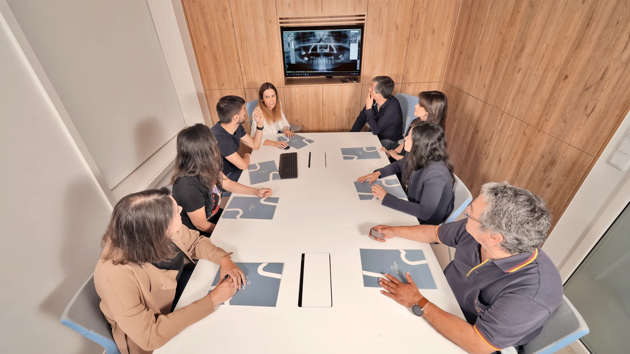 Nhdesign project OCEANUS: Oceanus Oral Center team in work meeting in modern room