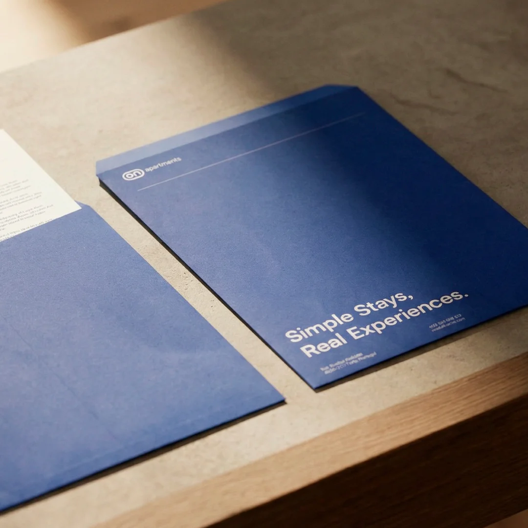 Nhdesign project ON: Folder and documents featuring the ON visual identity in blue