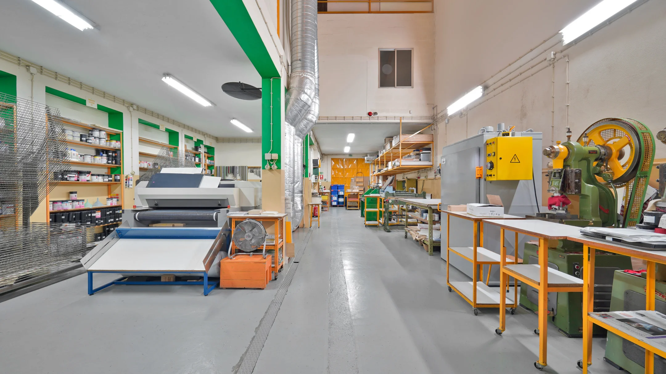 Nhdesign project Seriporto: General view of Seriporto’s production area with machines and workbenches.