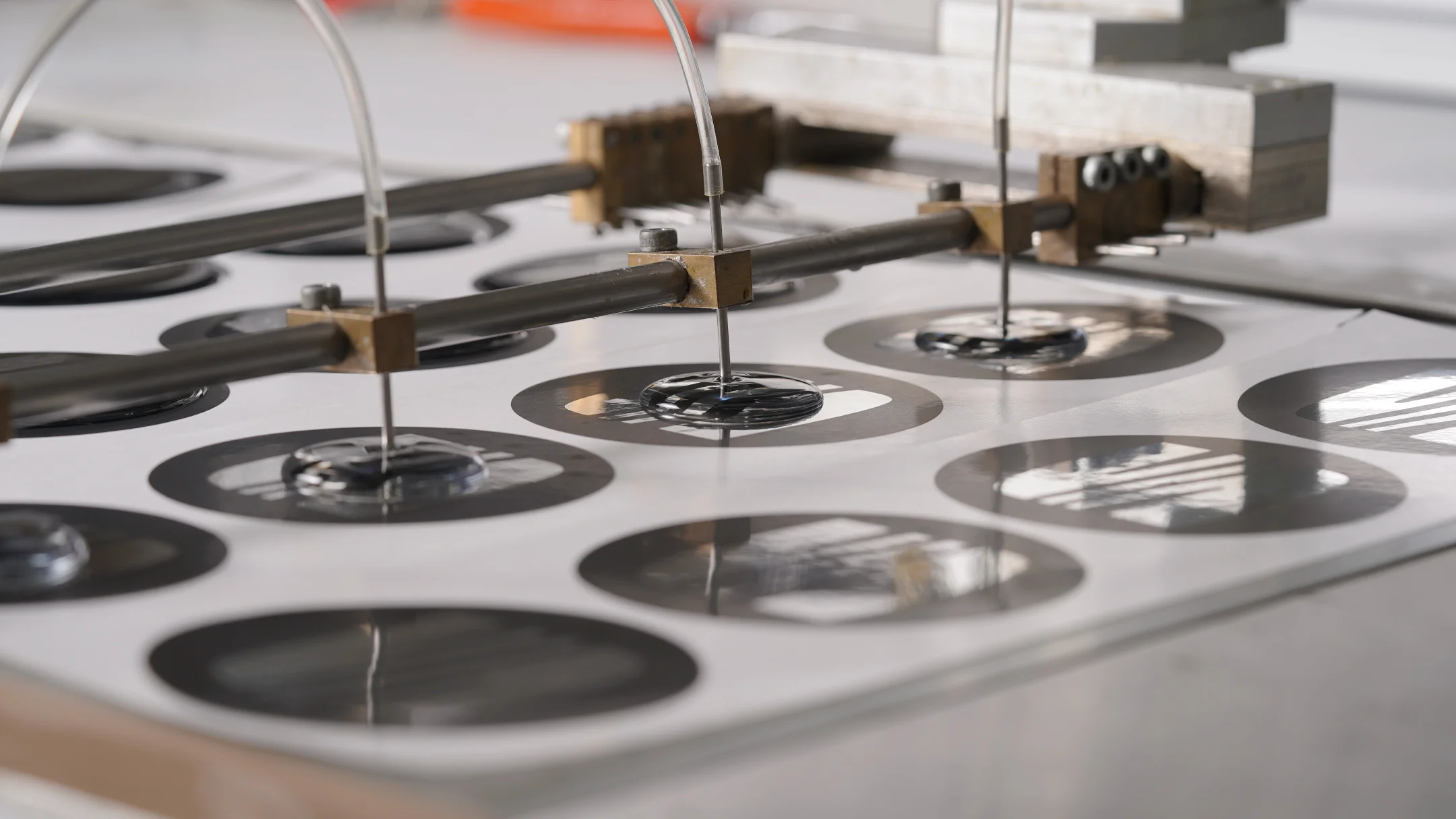 Nhdesign project Seriporto: Seriporto industrial machines during metal parts production process.