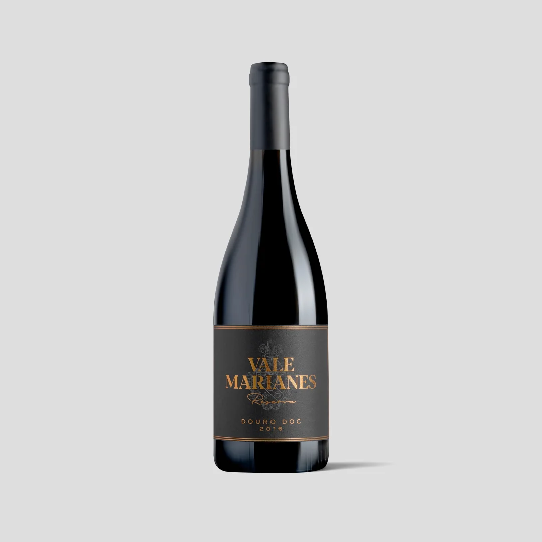 Projeto Vale Marianes da Nhdesign: Garrafa de vinho Vale Marianas Reserva sobre fundo cinza claro.