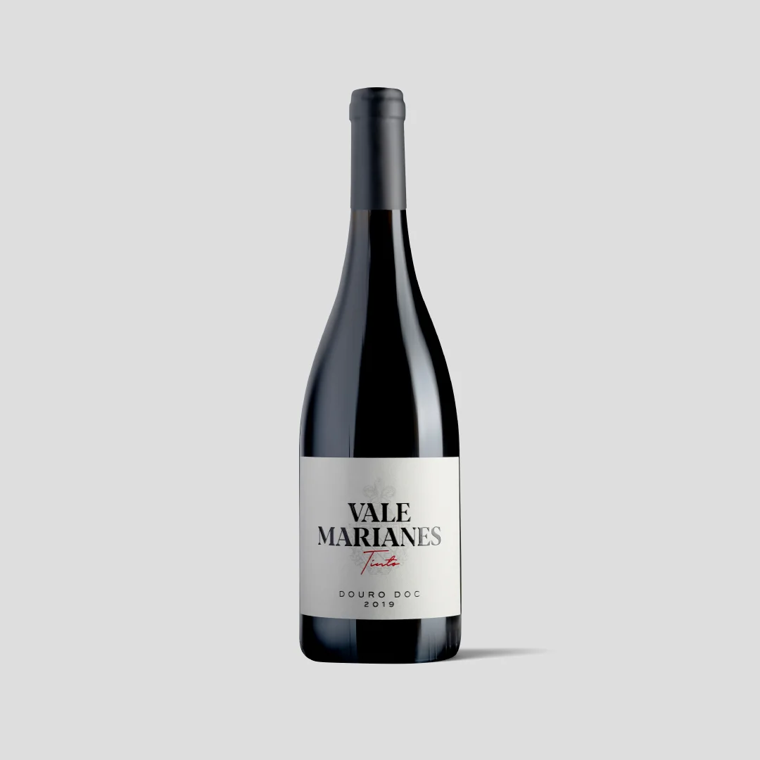 Projeto Vale Marianes da Nhdesign: Garrafa de vinho tinto Vale Marianas sobre fundo cinza claro.
