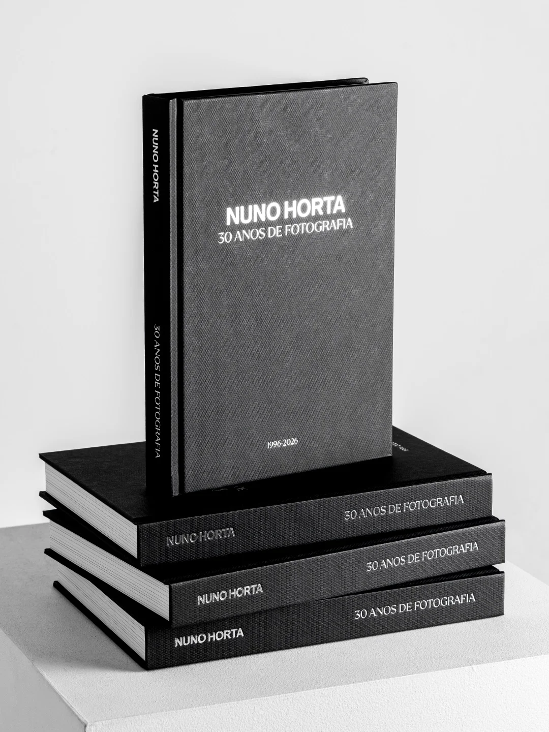 Projeto 30 Anos de Fotografia da Nhdesign: Livro editorial desenvolvido para celebrar os 30 anos de fotografia de Nuno Horta