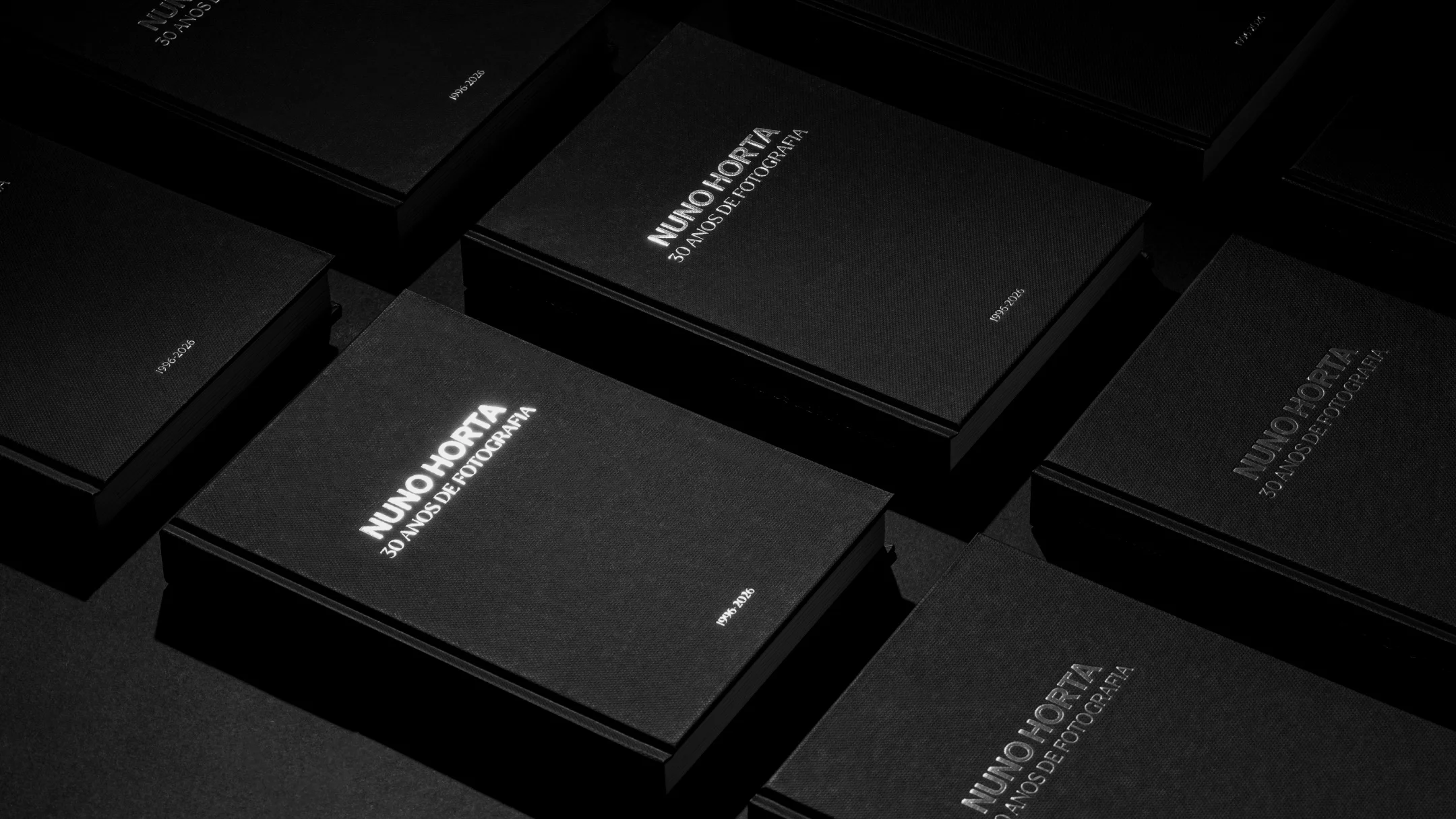 Projeto 30 Anos de Fotografia da Nhdesign: Aplicação da identidade editorial na capa da publicação