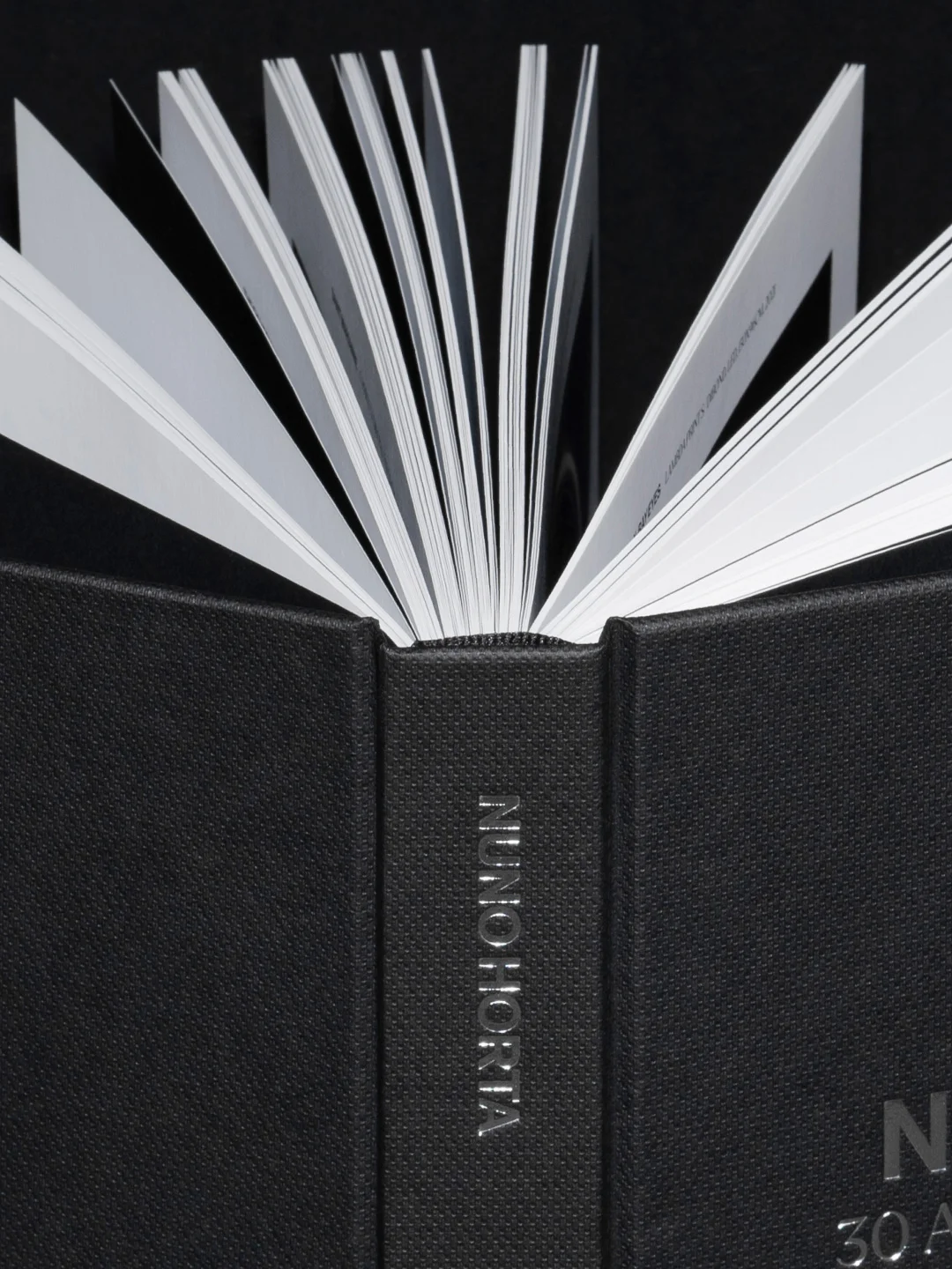 Projeto 30 Anos de Fotografia da Nhdesign: Detalhe da lombada do livro comemorativo dos 30 anos de fotografia de Nuno Horta