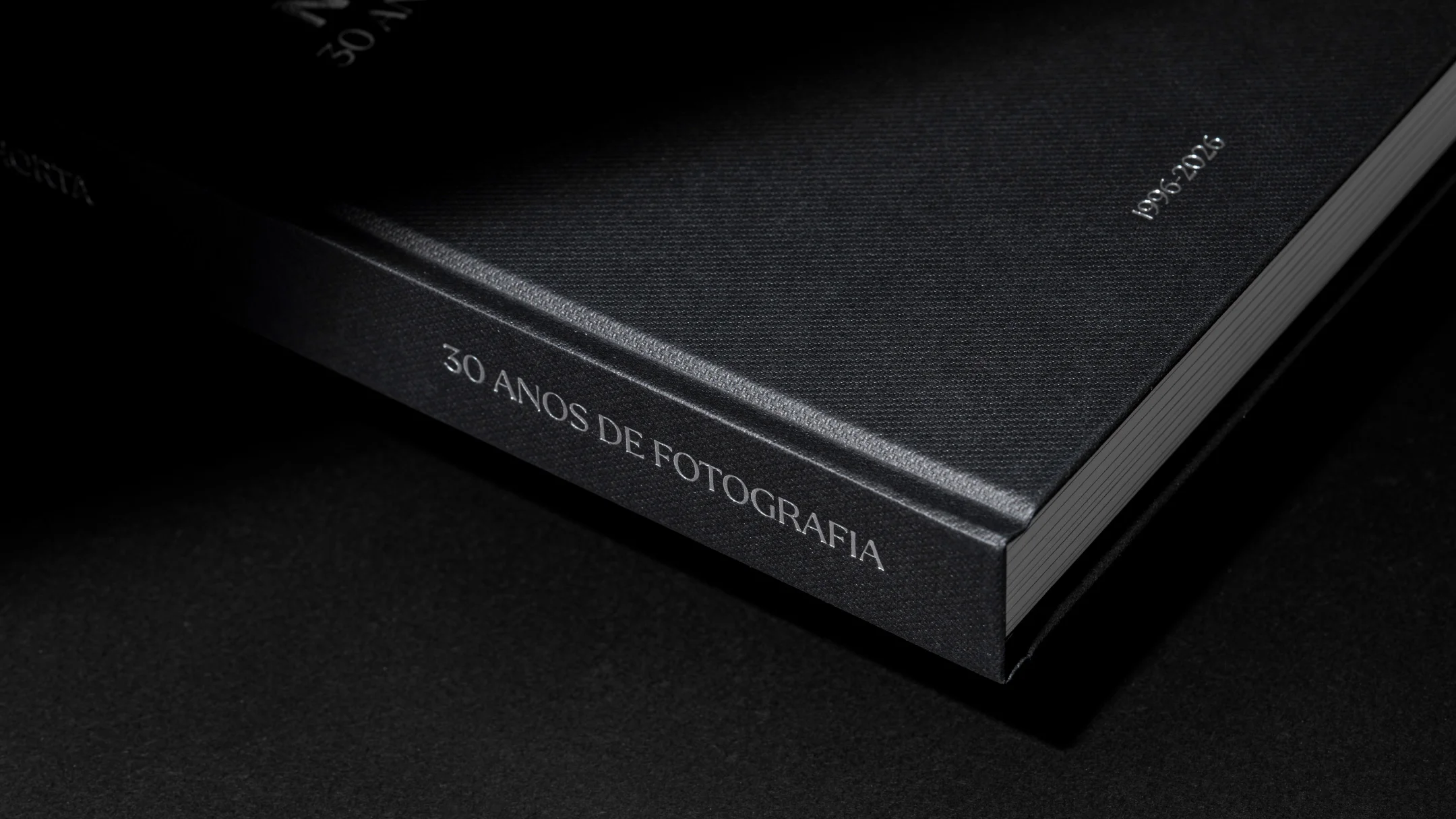 Projeto 30 Anos de Fotografia da Nhdesign: Pormenor da lombada e da encadernação do livro
